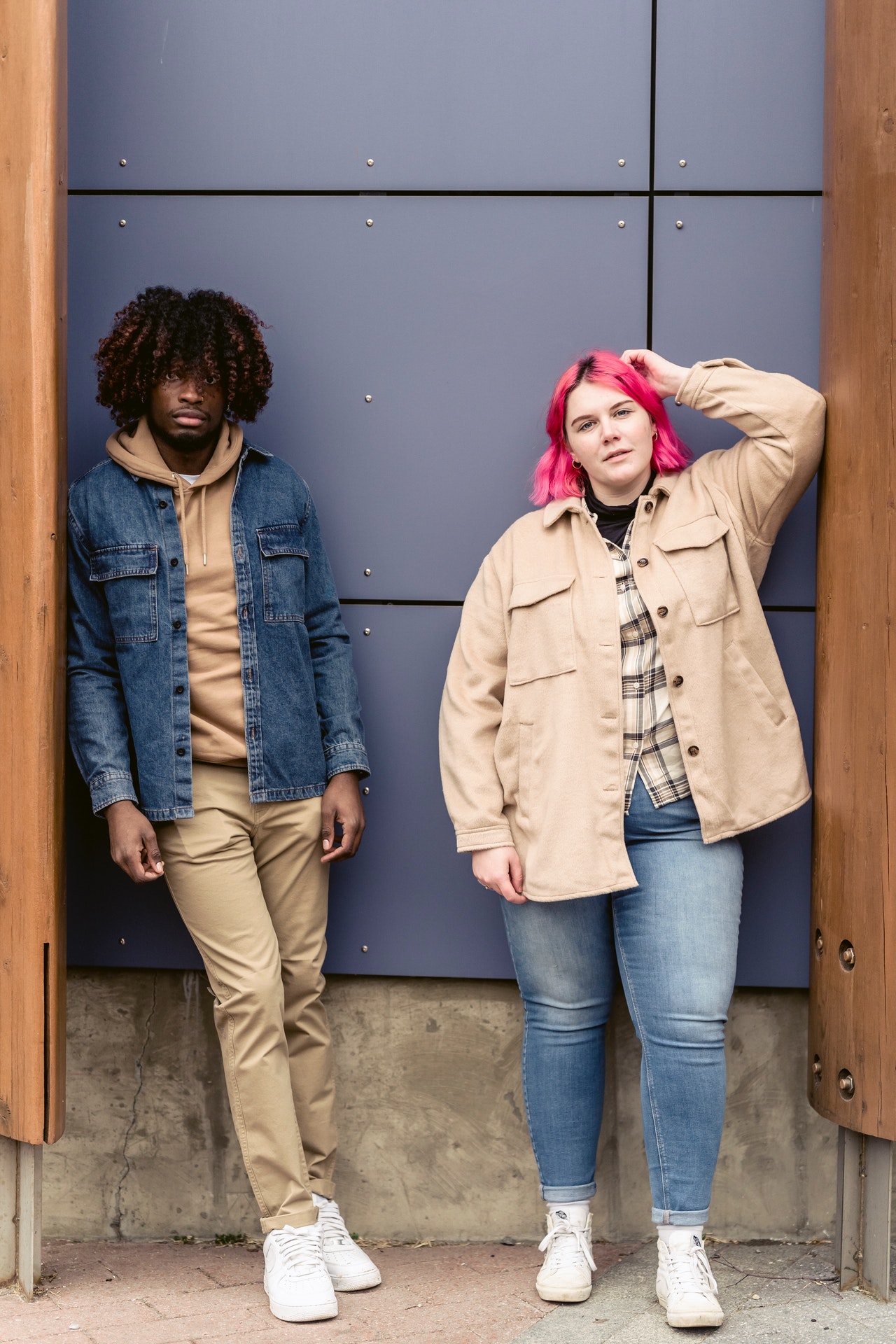 недовольная пара на улице