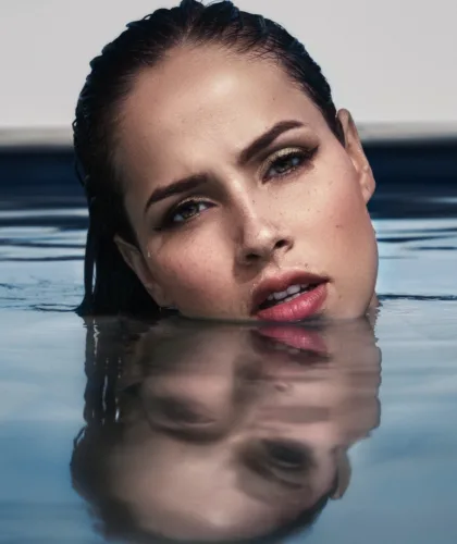 девушка в воде