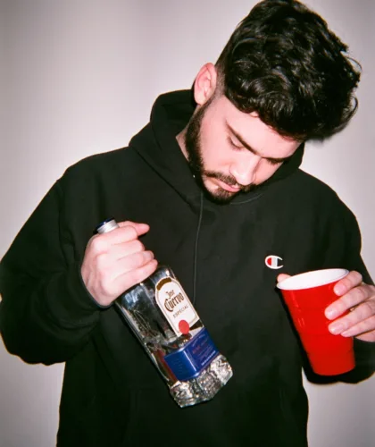парень с бутылкой