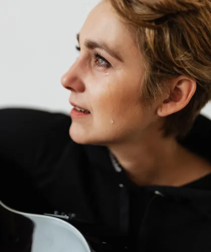 девушка плачет