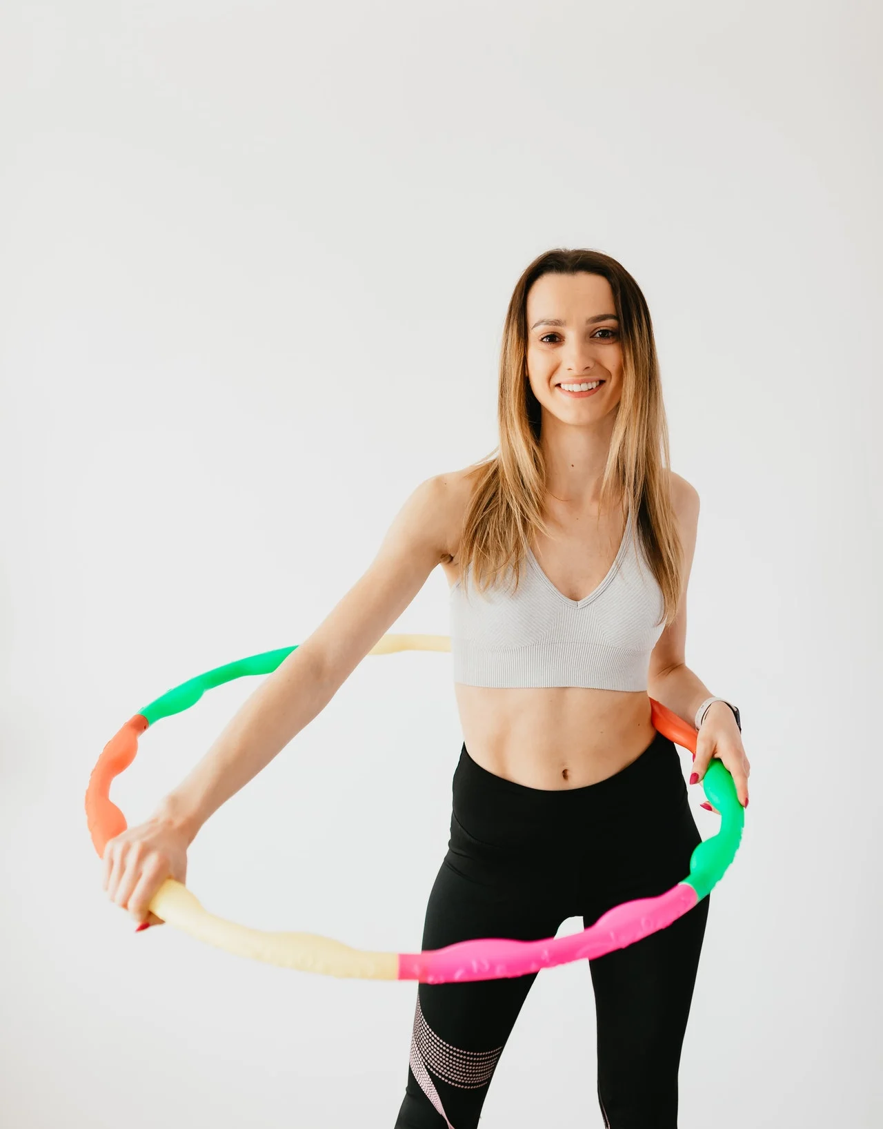 девушка с фитнес-обручем