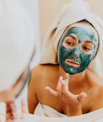 девушка с маской на лице