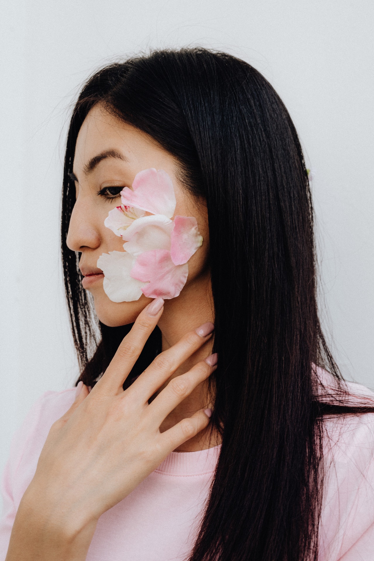 лепестки на лице