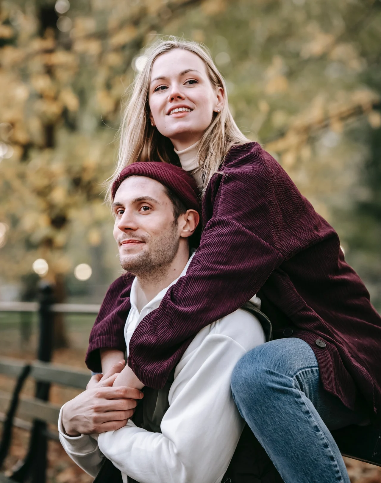 девушка обнимает парня