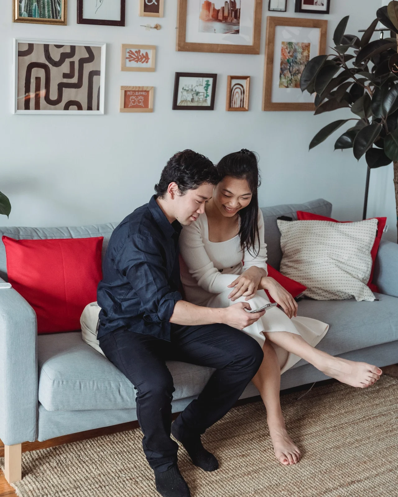 пара смотрит в телефон