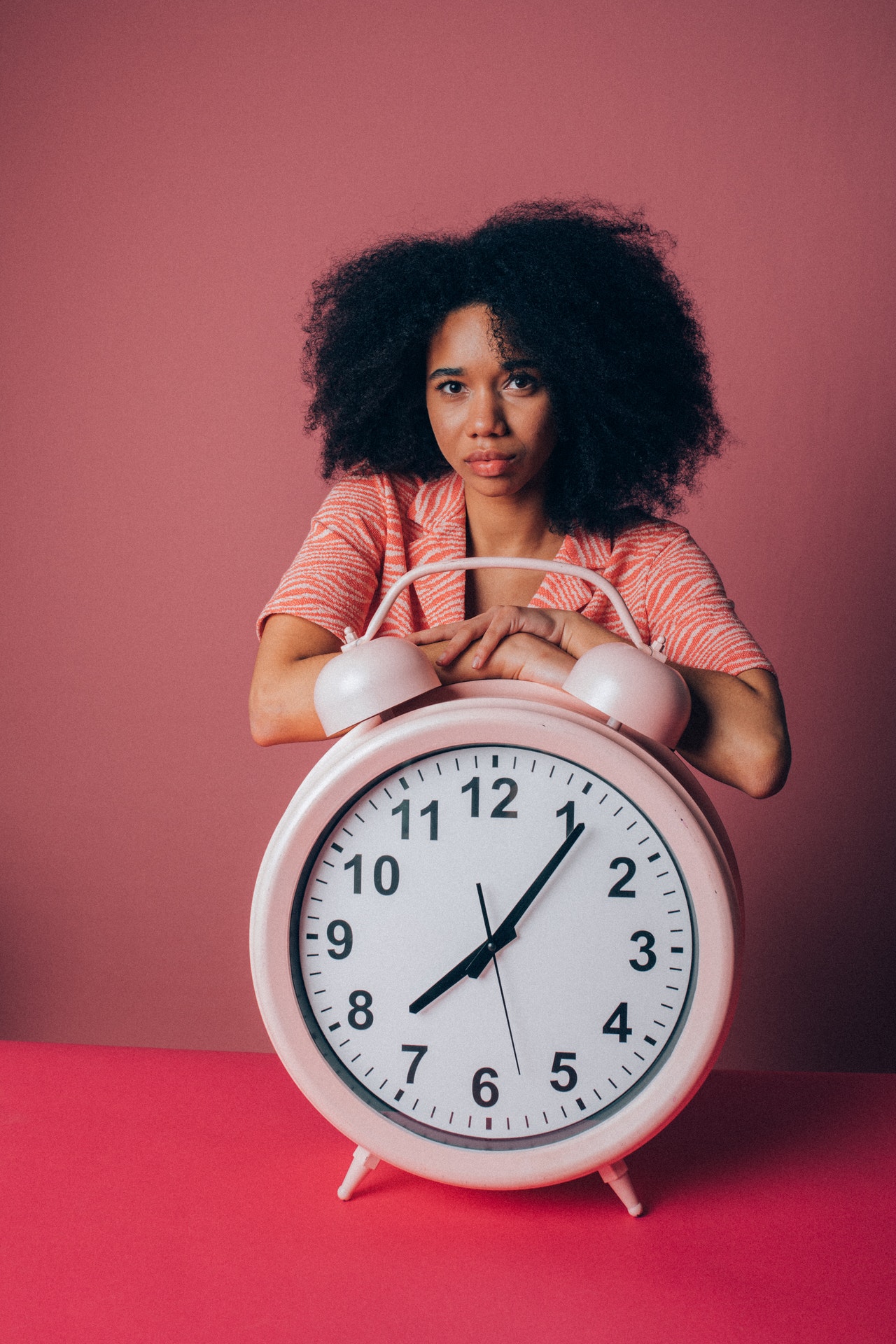 девушка ждет