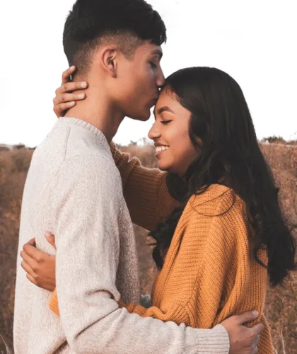 пара обнимается