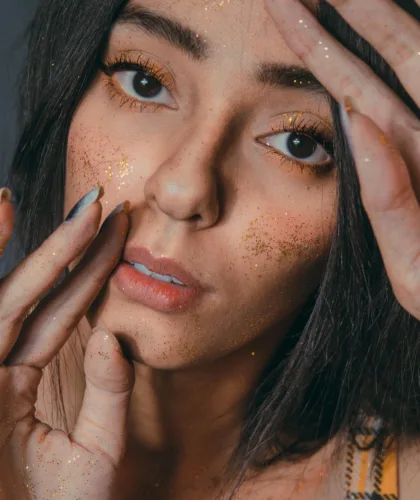 девушка с блестками на лице