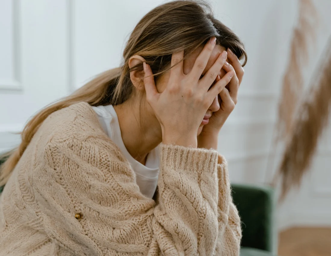 девушка держится за голову
