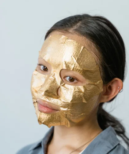 золотая маска на лице