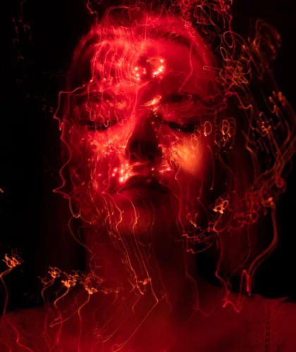 разрисованная девушка