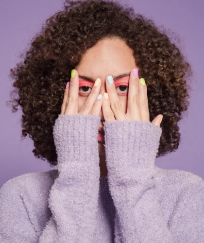 девушка с разноцыетными ногтями