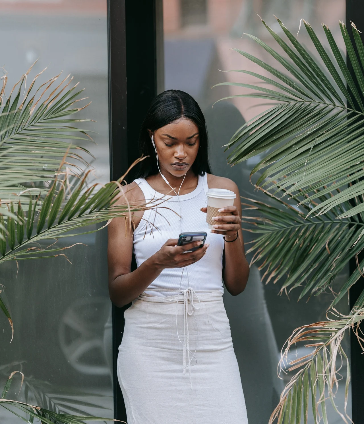 девушка с телефоном