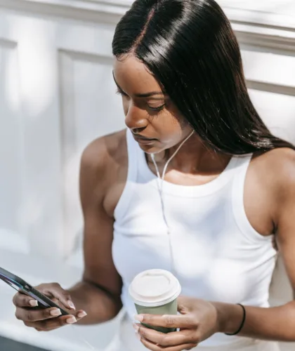 девушка с телефоном