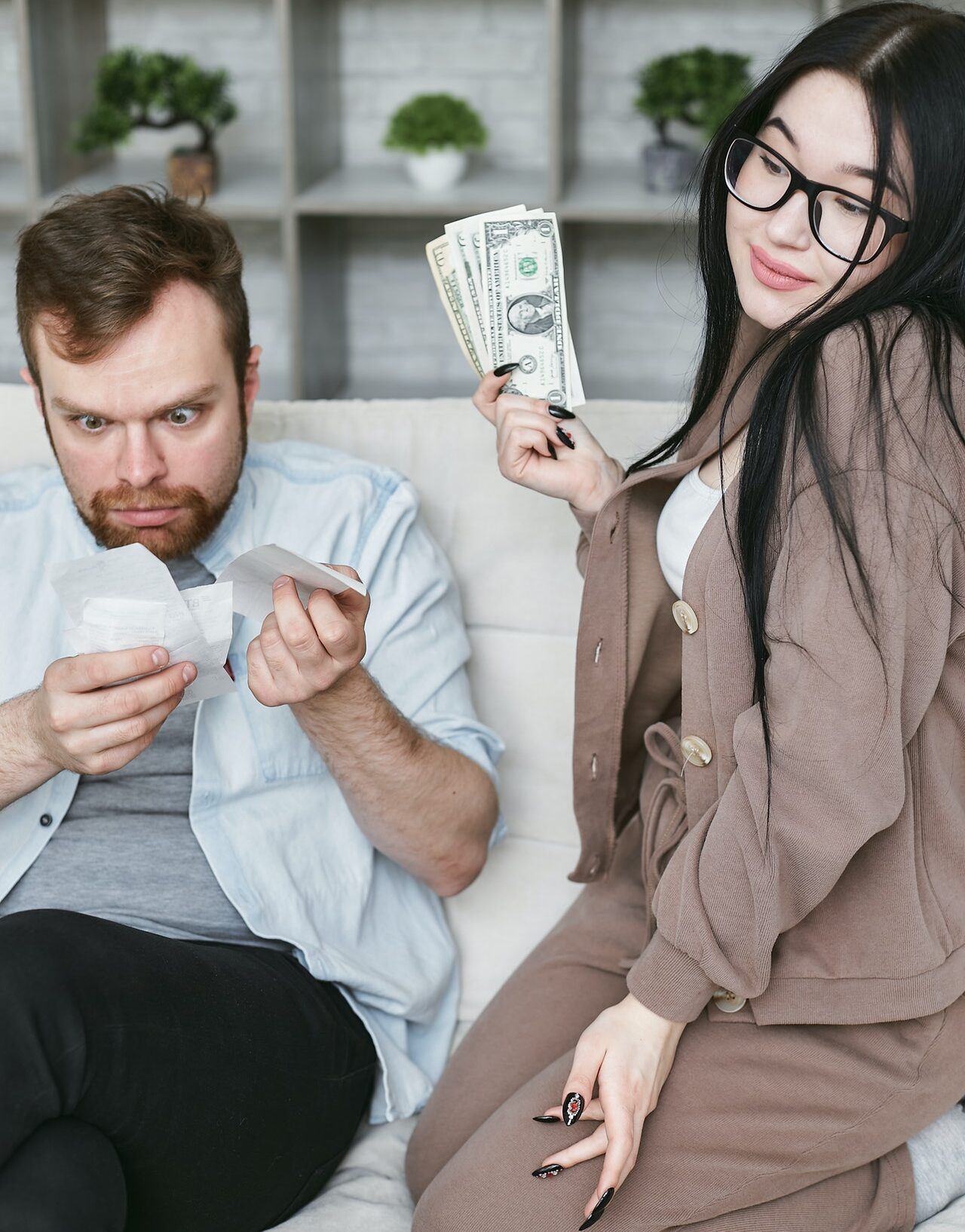 пара с деньгами