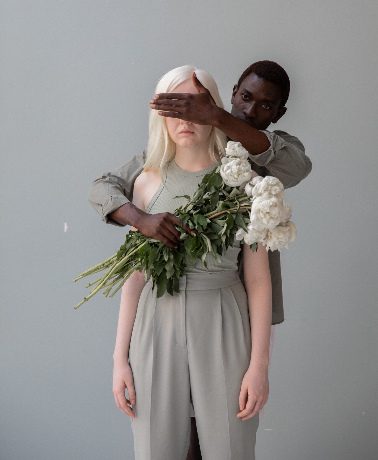 парень закрывает девушке глаза