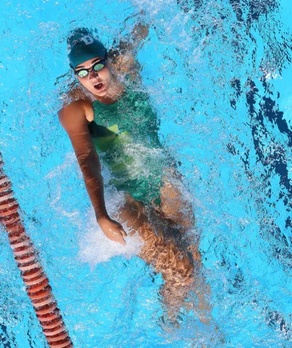 девушка в бассейне