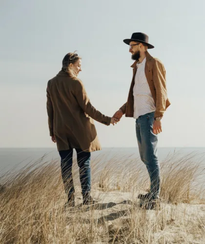 пара держится за руки