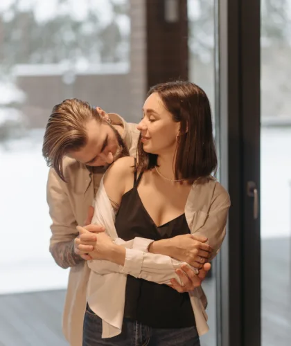 парень целует девушку в плечо