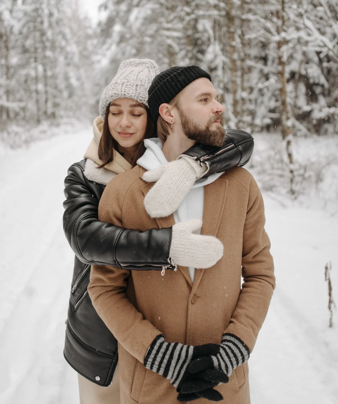 девушка облизывает парня