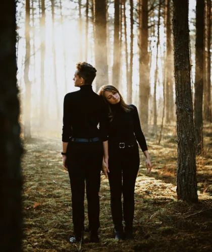 парень и девушка в лесу