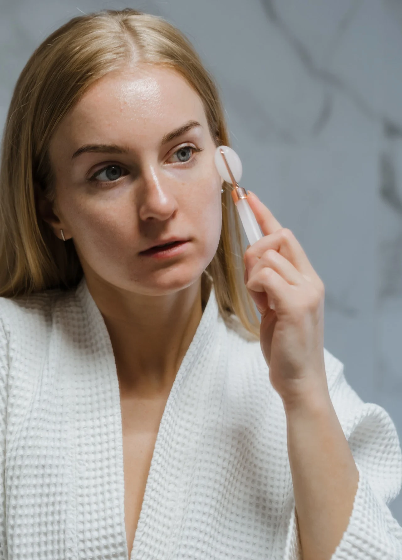 девушка с роллером для лица