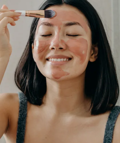 девушка с маской на лице