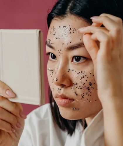 девушка с черными точками