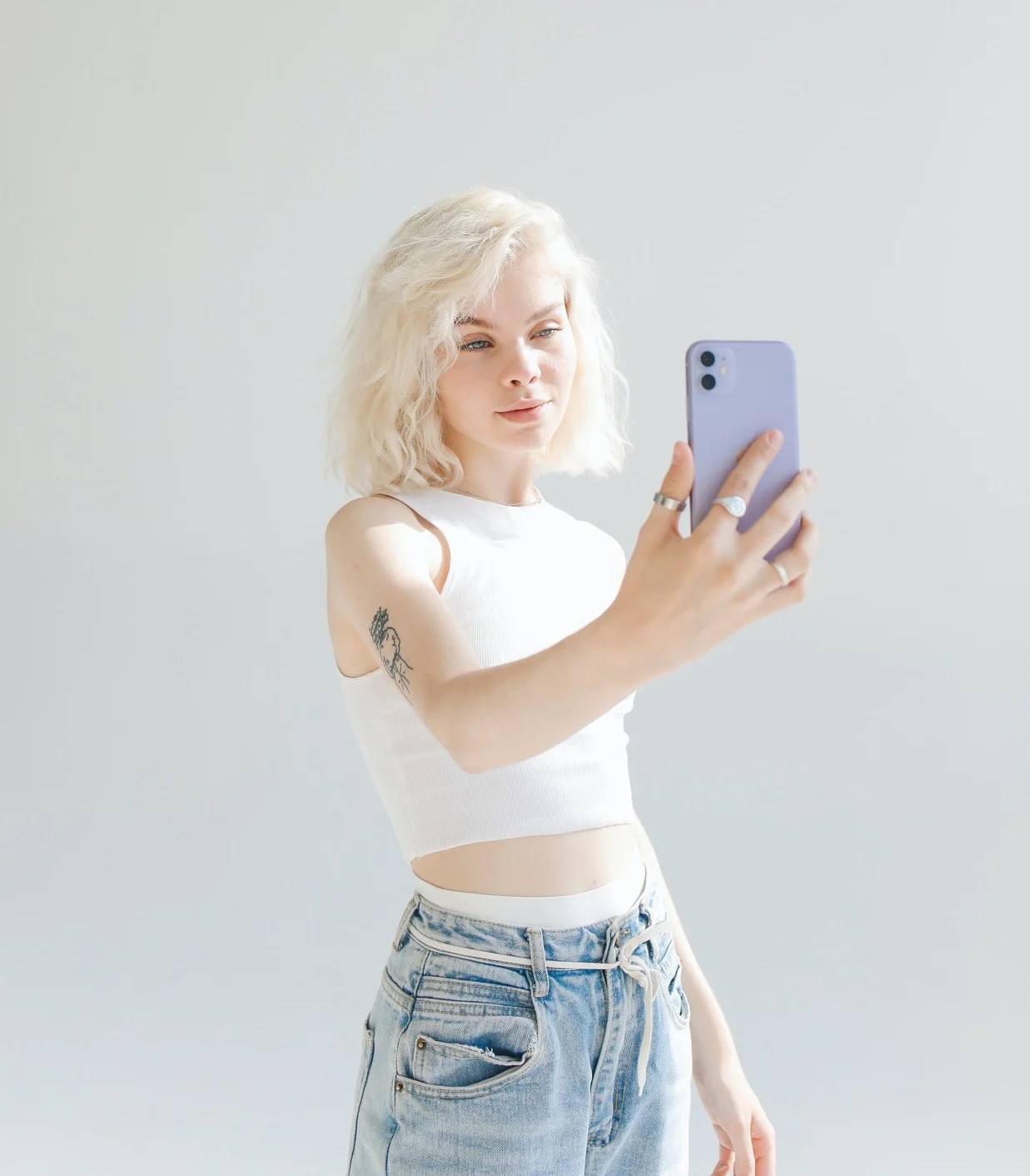 девушка с телефоном