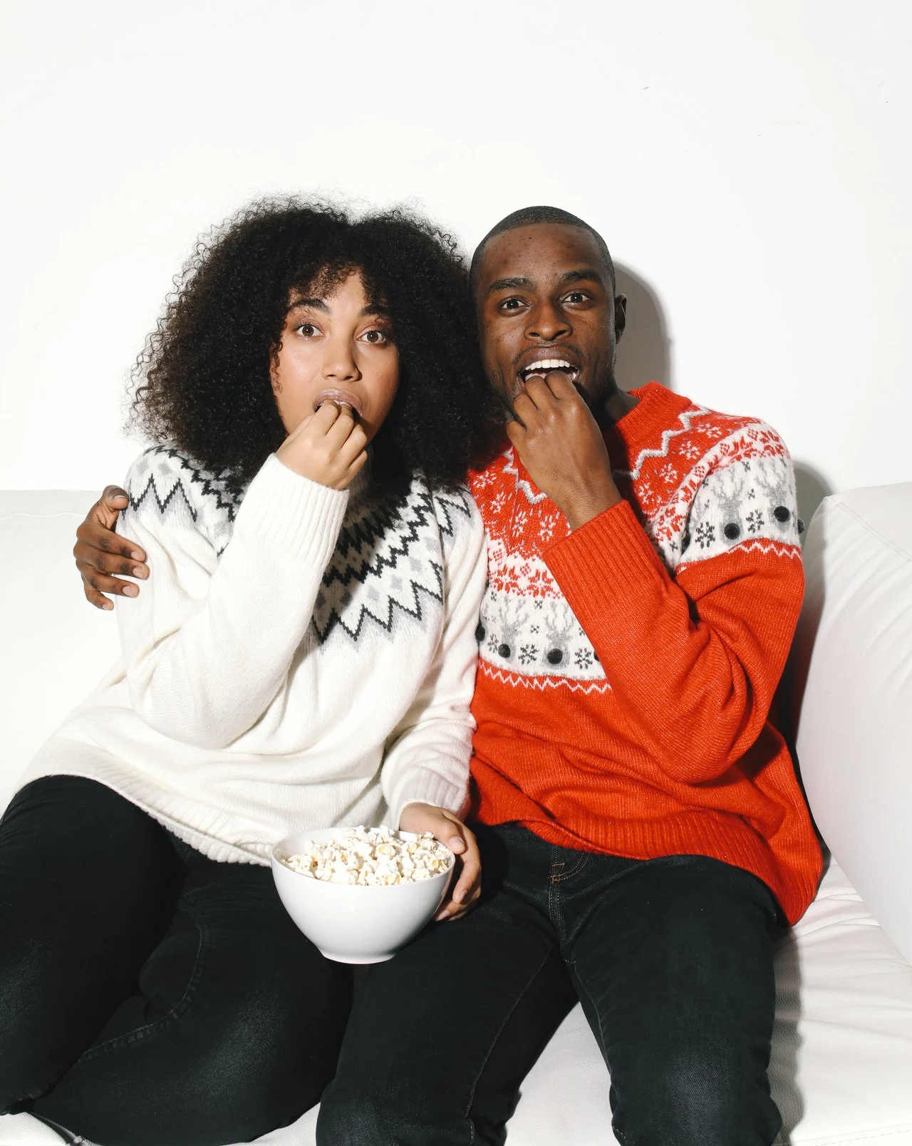 пара кушает попкорн