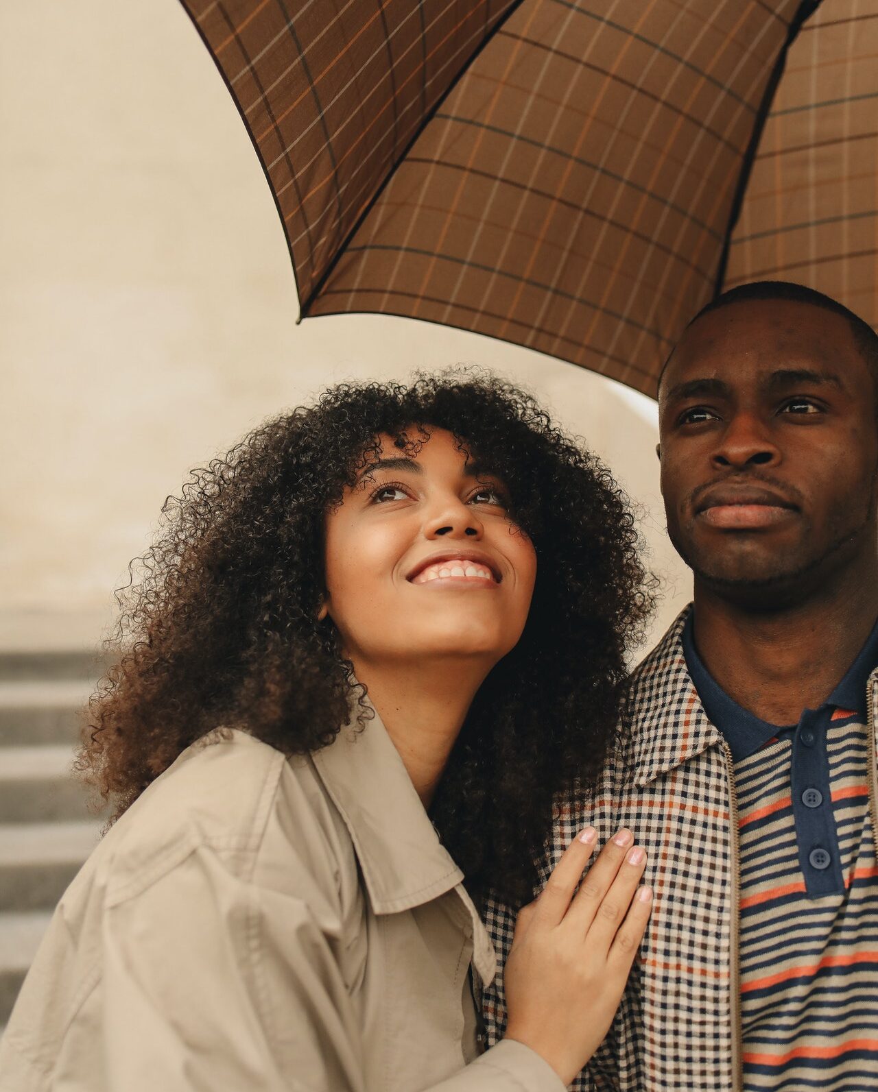 девушка и парень под зонтиком