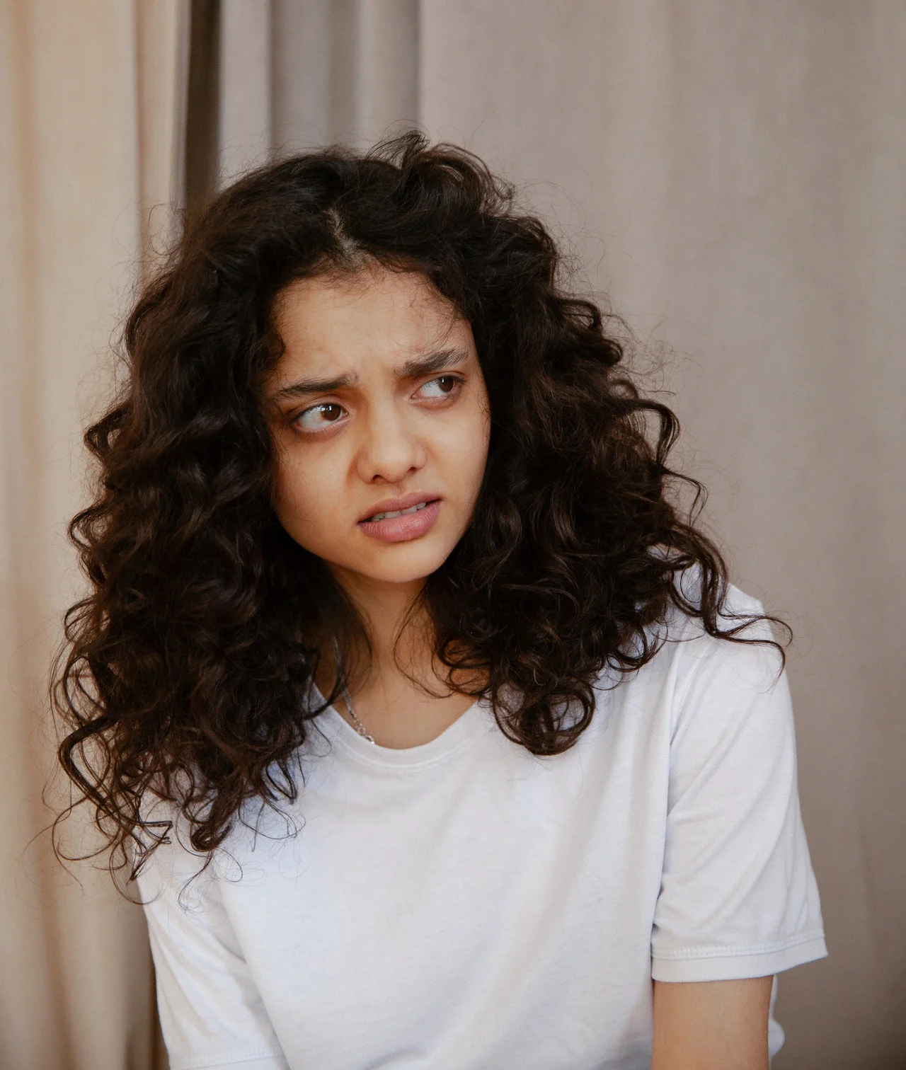 удивленная девушка