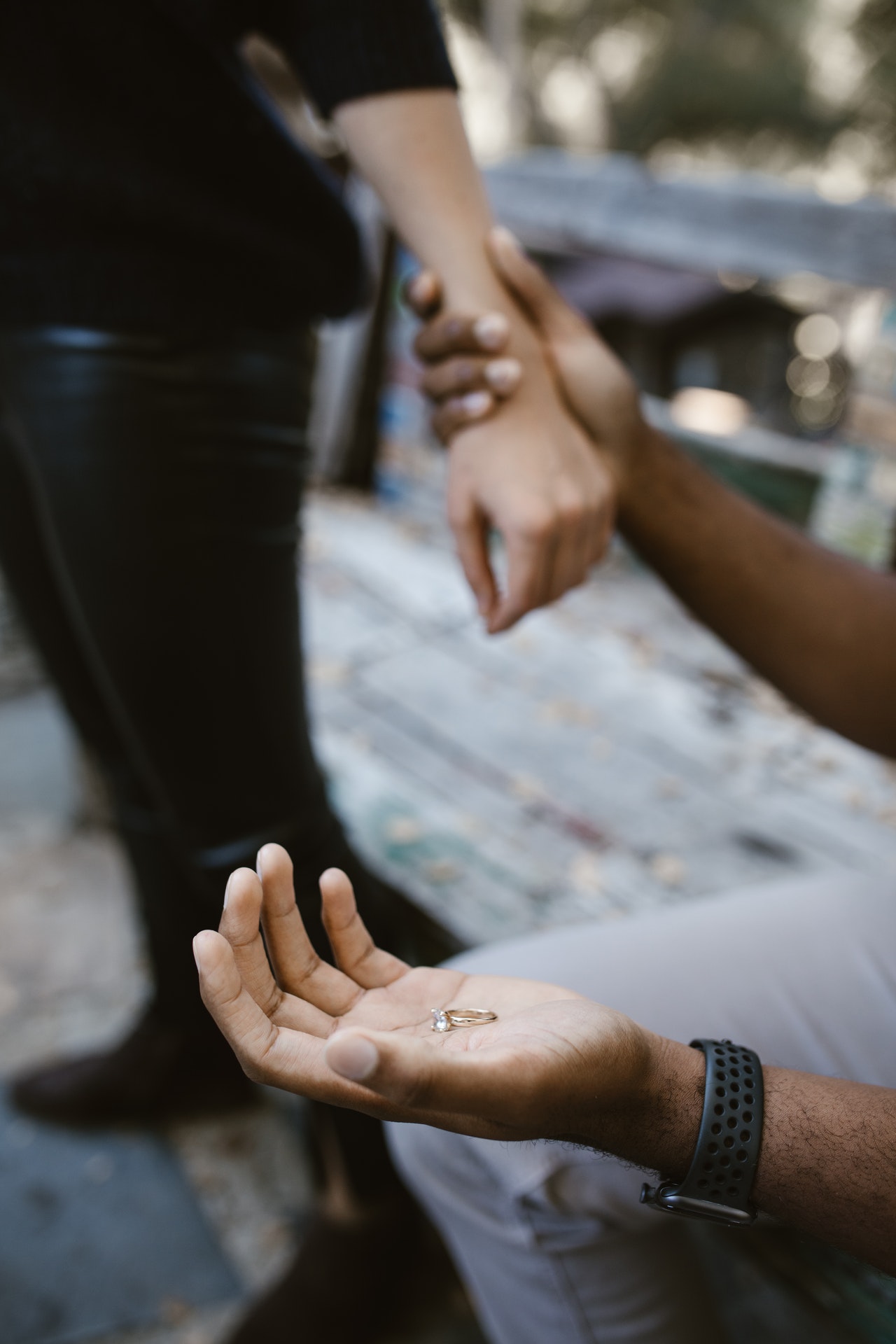 кольцо в руке