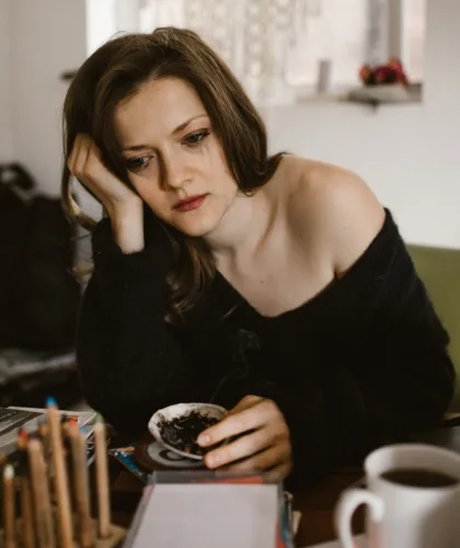 девушка плачет