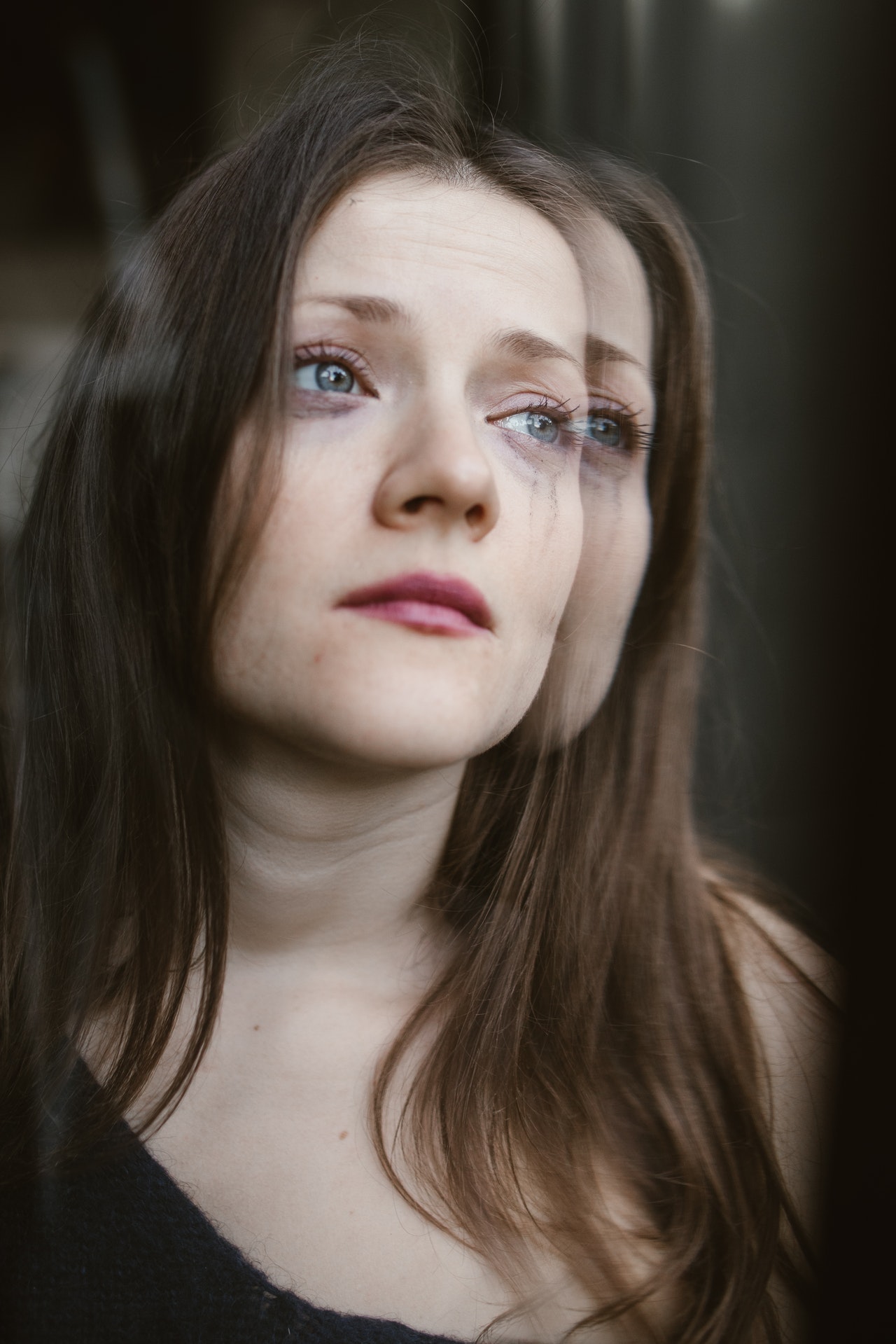 девушка плачет