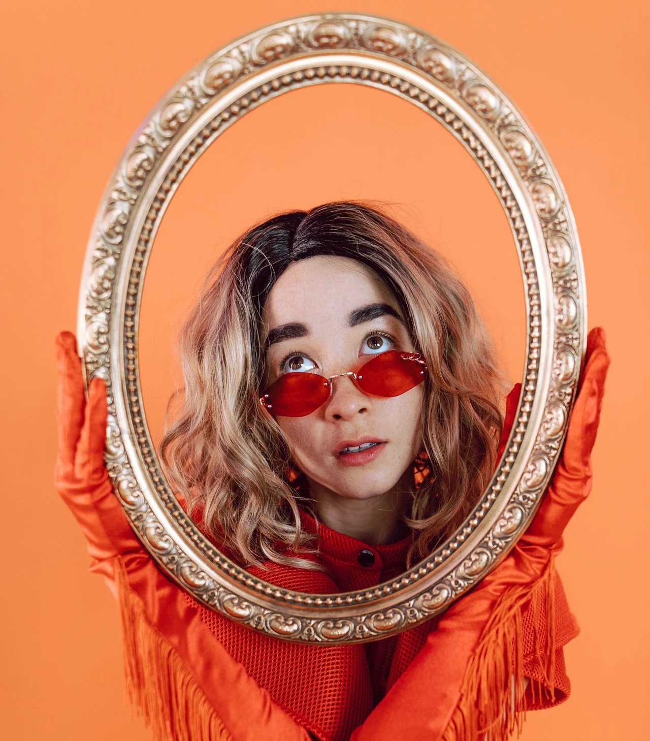 девушка в рамке