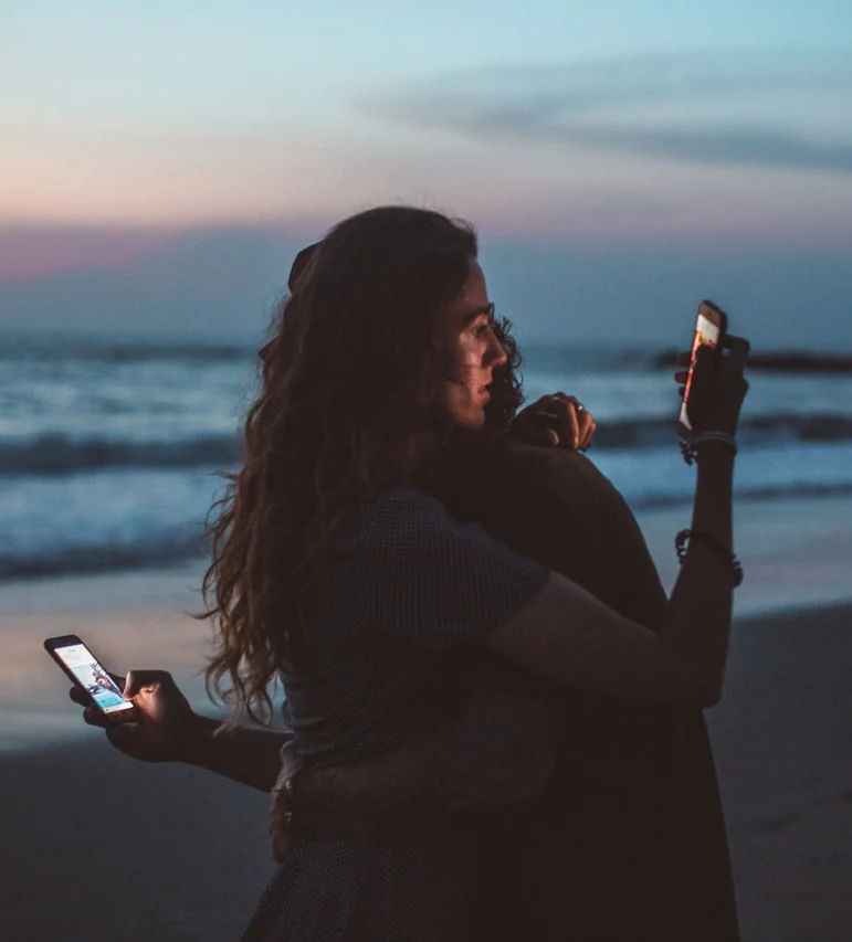 пара с телефонами