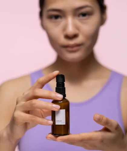 девушка с сывороткой для лица