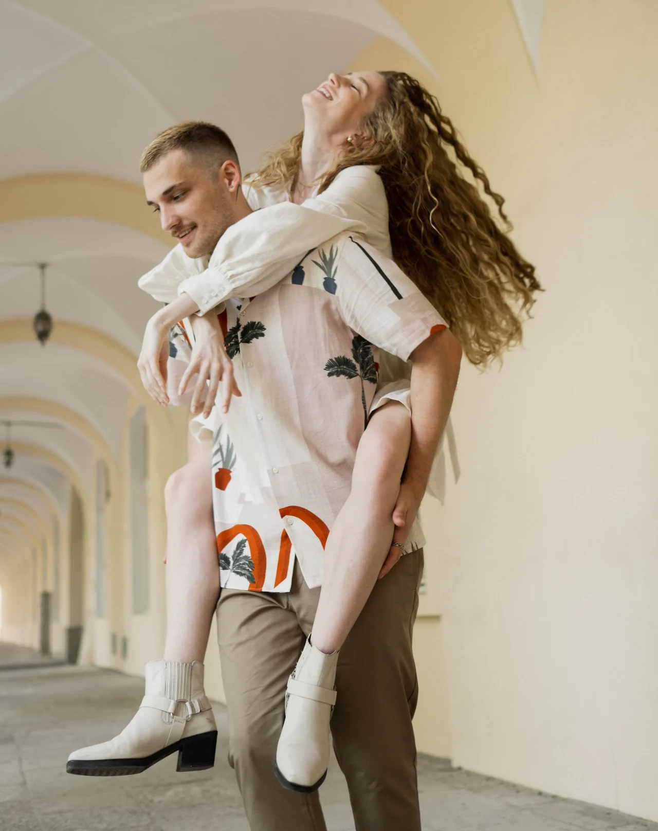 девушка на спине парня