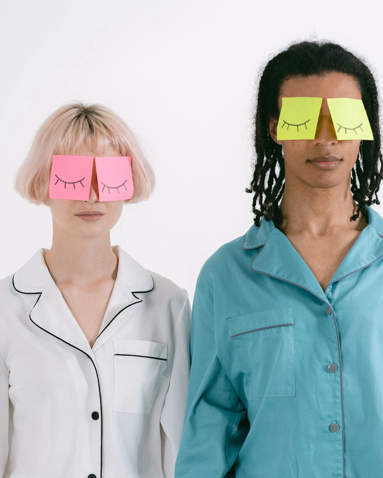 пара со стикерами на глазах