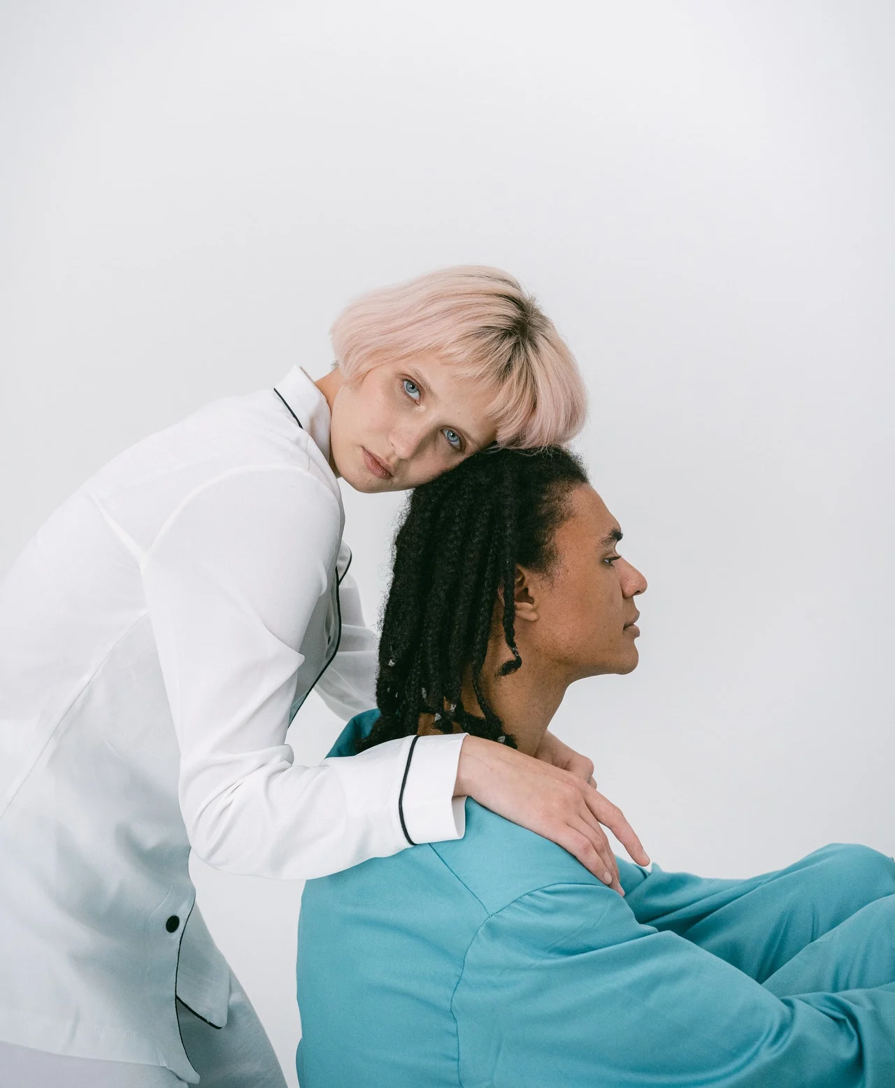 девушка за спиной парня