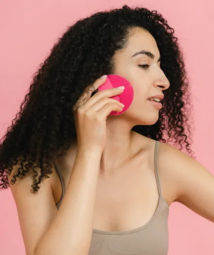 девушка с щёткой foreo