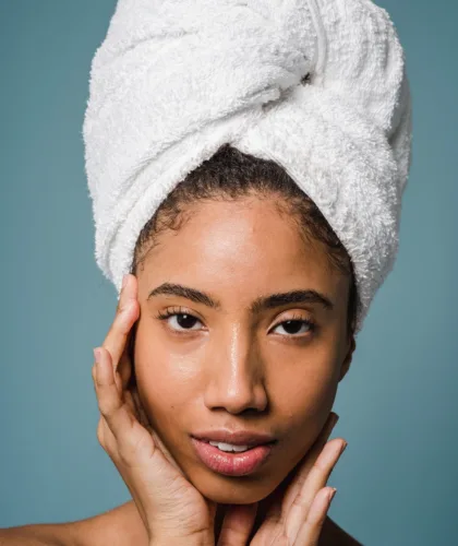 девушка с полотенцем на голове