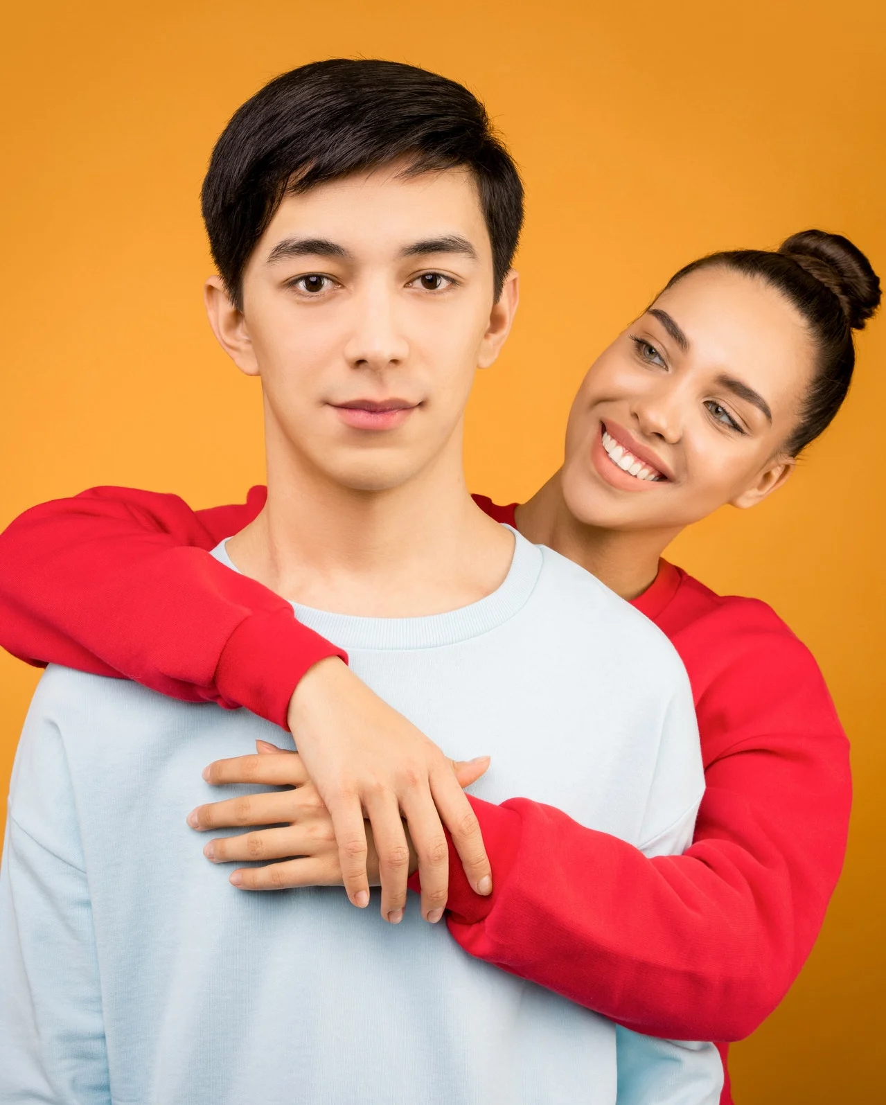 девушка обнимает парня