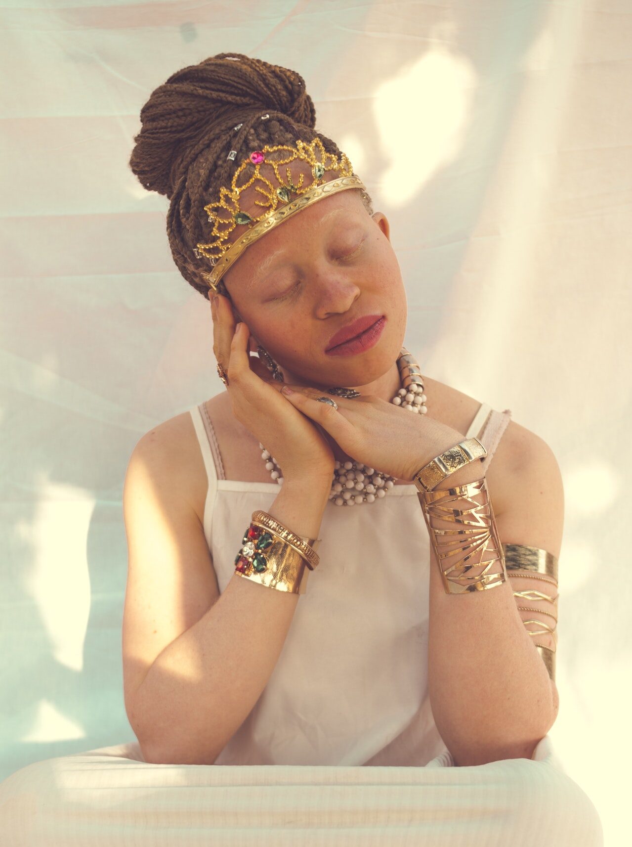 девушка без бровей