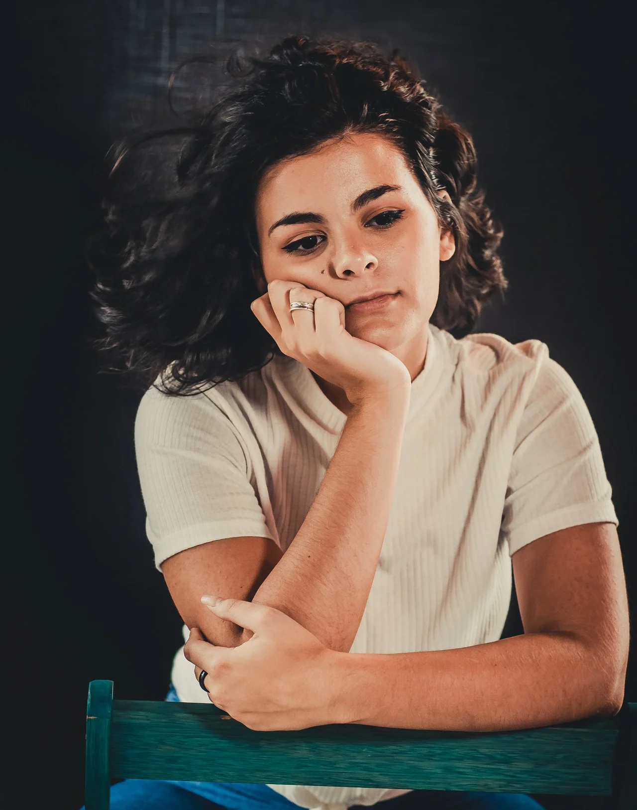 девушка задумалась