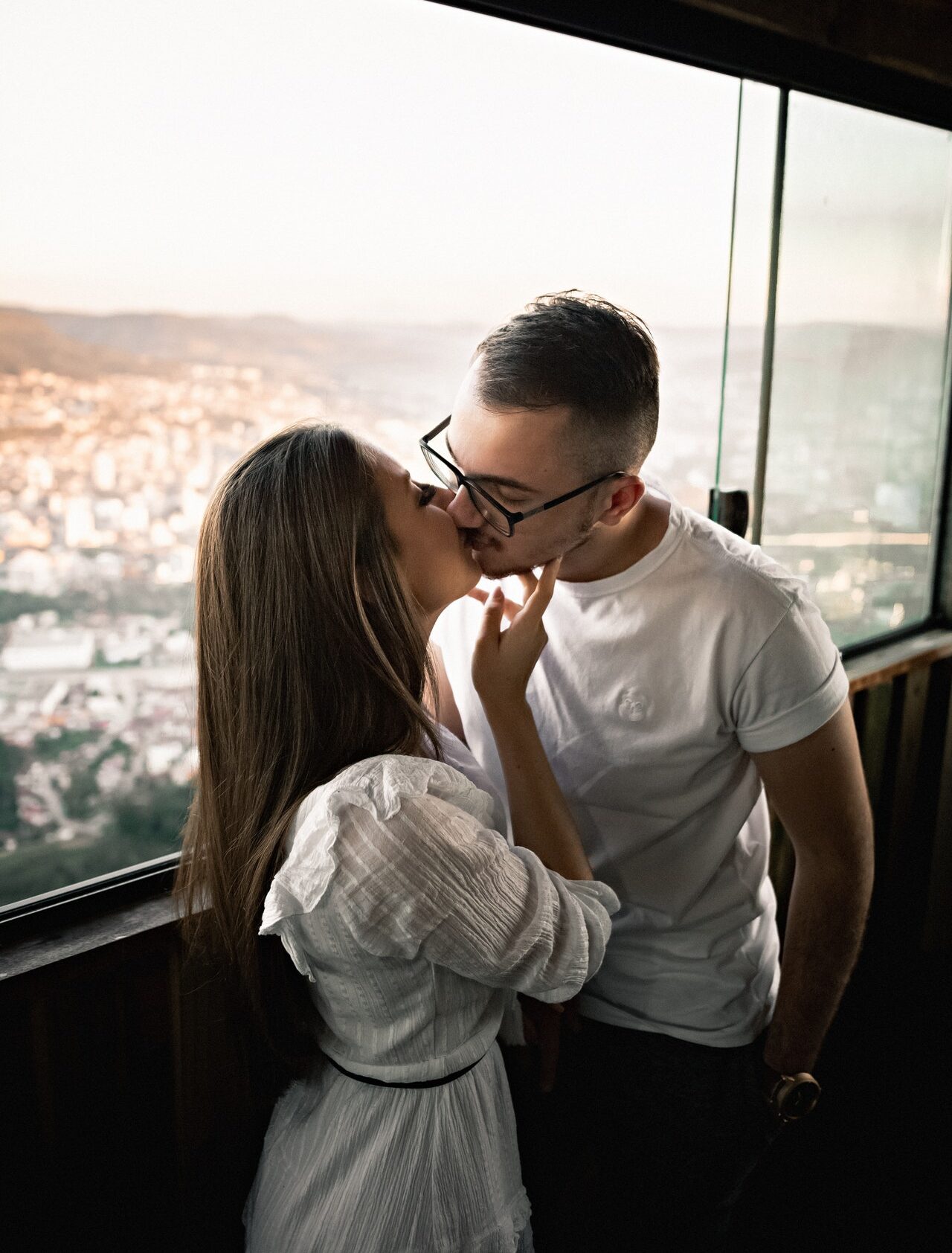 пара целуется