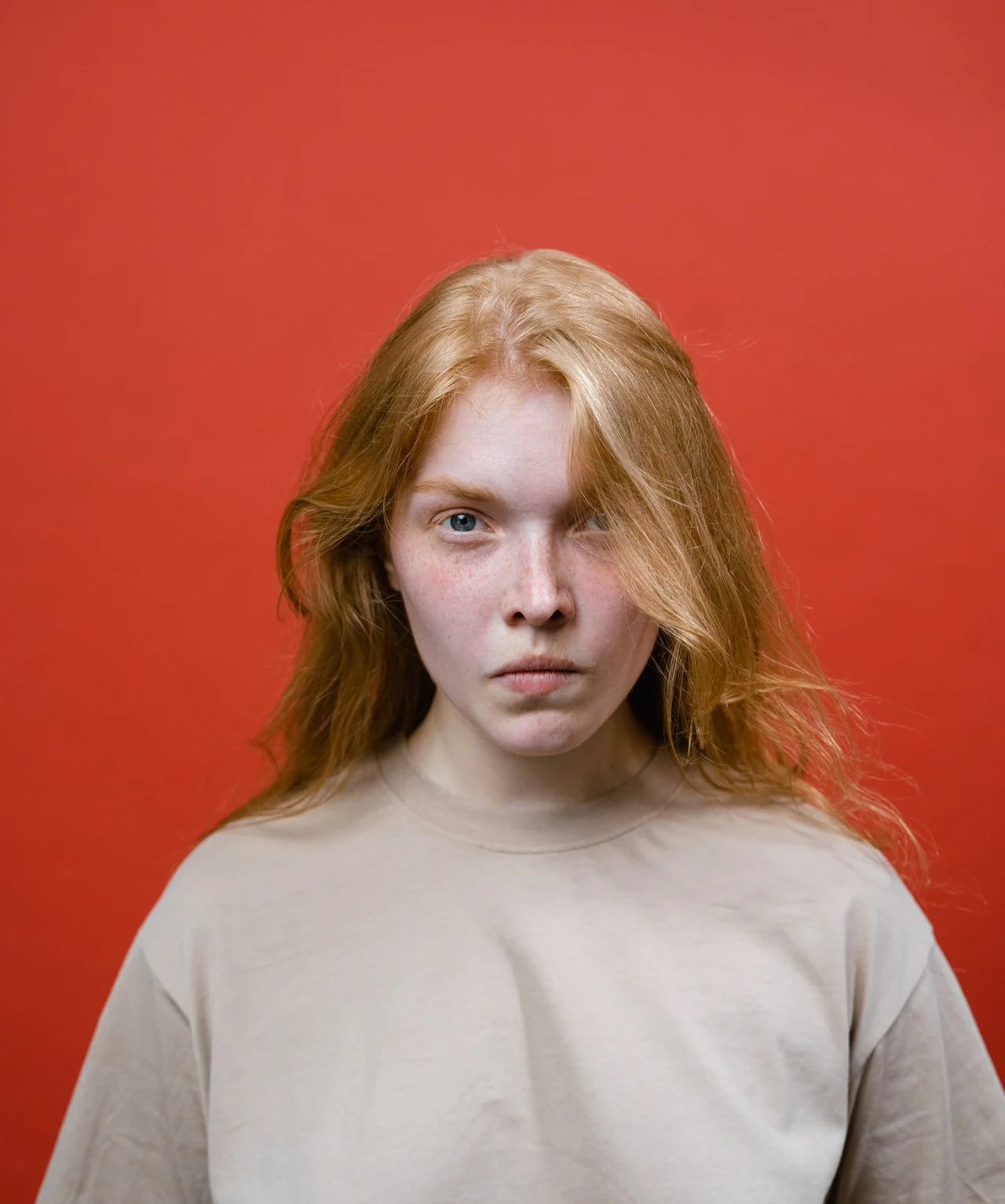 агрессивная девушка