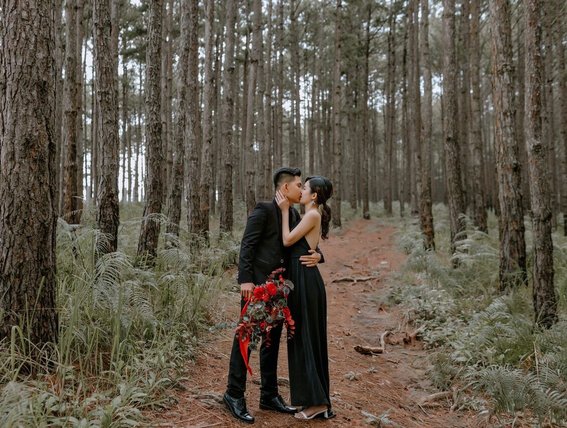 парень и девушка в лесу