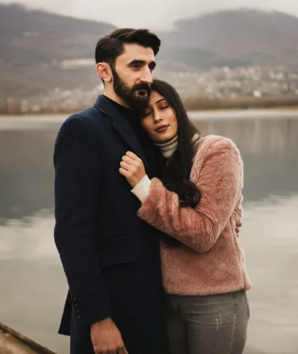 пара возле реки